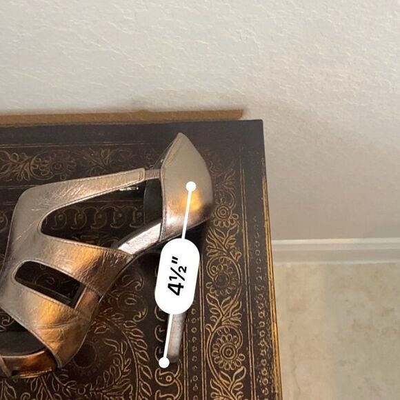 Tahari Shasta Gold Leather Stiletto Sz 6 - Picture 5 of 10